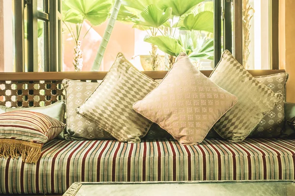 Poduszki na kanapie z Maroko styl — Zdjęcie stockowe