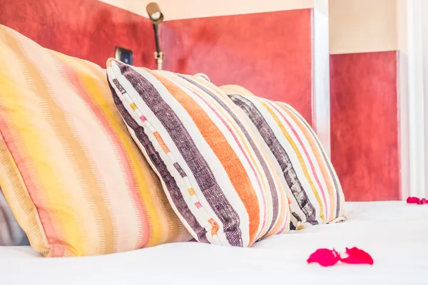 Подушки и украшения кровати в стиле марокко — стоковое фото