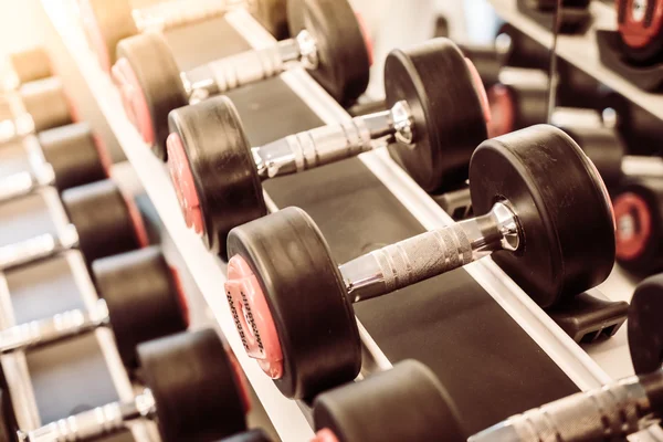 Equipamento de halteres em ginásio de fitness — Fotografia de Stock