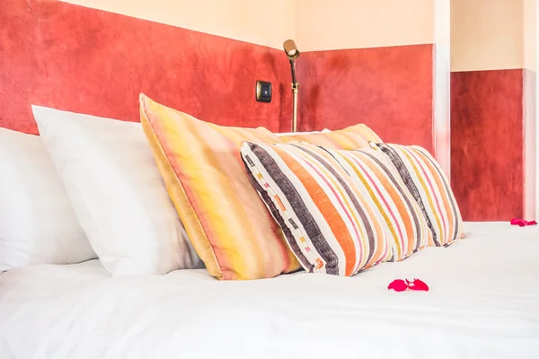枕やベッドの装飾モロッコ スタイルで — ストック写真