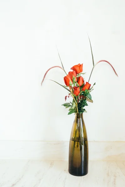 Fiori di rosa in vaso — Foto Stock