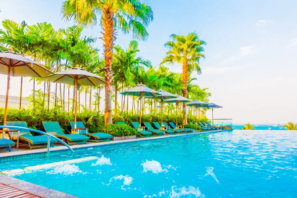 Bella piscina di lusso in hotel — Foto Stock