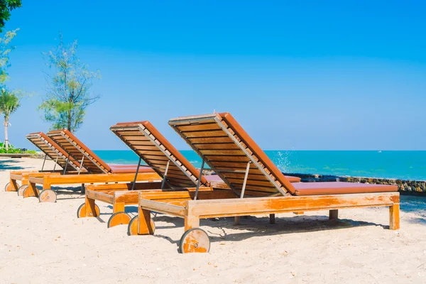 Piscine parasol et chaise longue sur la plage — Photo