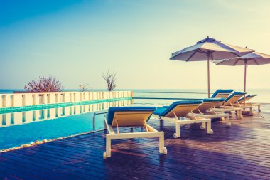 Güzel lüks otel yüzme havuzunda