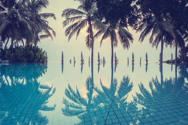 Hermosa piscina de lujo —  Fotos de Stock