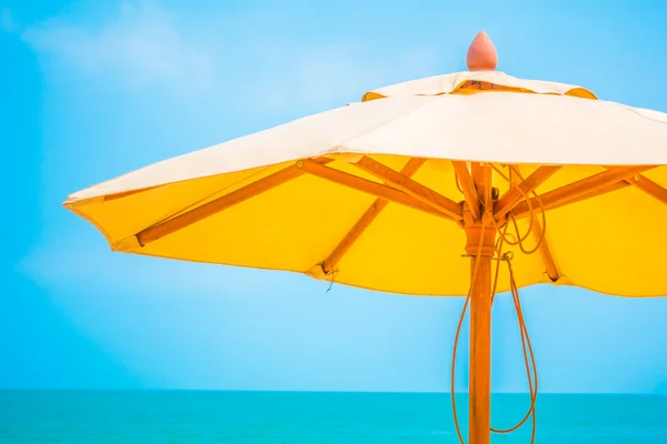 Ombrellone sulla spiaggia con mare tropicale — Foto Stock