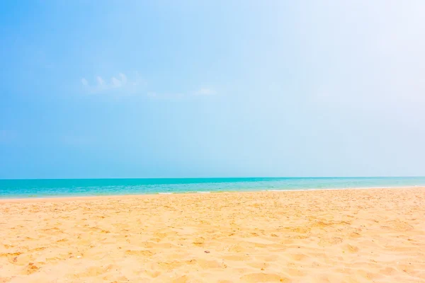 Красивий порожній пісок на пляжі — стокове фото
