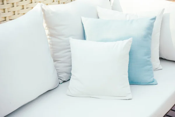 Hermosas almohadas de lujo en el sofá — Foto de Stock