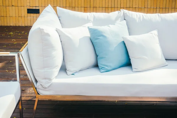 Krásné luxusní polštáře na pohovce — Stock fotografie
