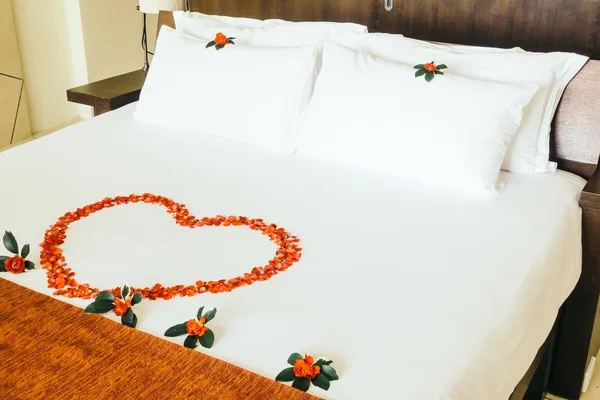 Μήνα του μέλιτος κρεβάτι με τα ροδαλά λουλούδια — Φωτογραφία Αρχείου