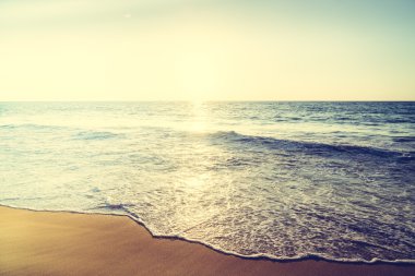 Günbatımı ile deniz ve plaj