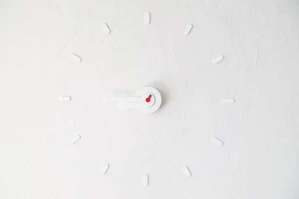 Beyaz duvardaki saat — Stok fotoğraf