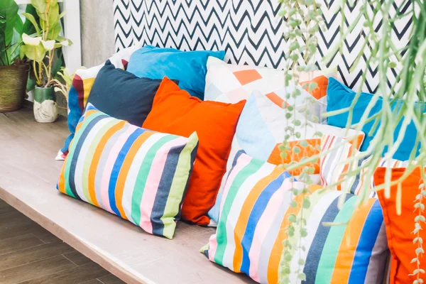 Pátio deck ao ar livre com travesseiros coloridos — Fotografia de Stock