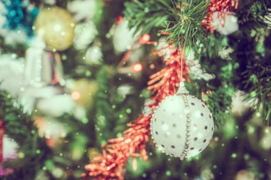 Ağaçta noel süsü