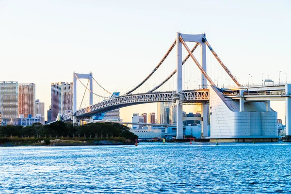 Rainbow bridge i Tokyo stad på Japan — Stockfoto