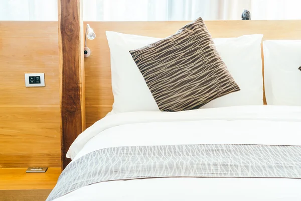 Poduszki na wymarzona luksusowa sypialnia — Zdjęcie stockowe