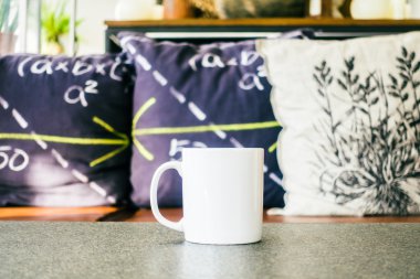 Masada beyaz kahve fincanı