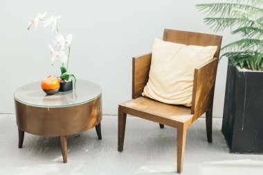 Yastık ile boş ahşap sandalye