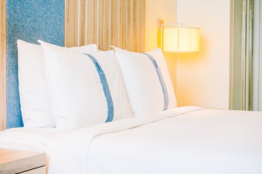 Yatakta güzel lüks yastıklar