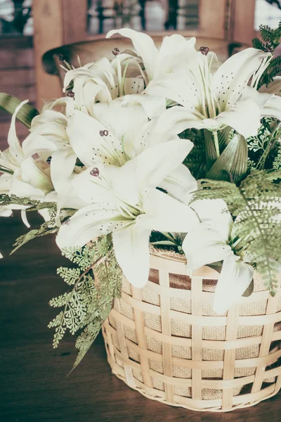 Witte bloemen in vaas — Stockfoto