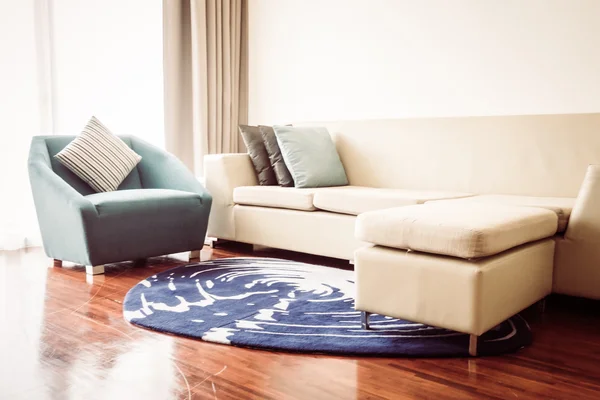 Almofadas de luxo bonitas no sofá — Fotografia de Stock