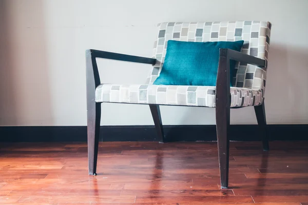 枕と空の木製の椅子 — ストック写真