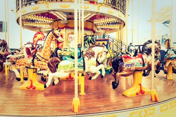 Cavalo de carrossel no parque — Fotografia de Stock