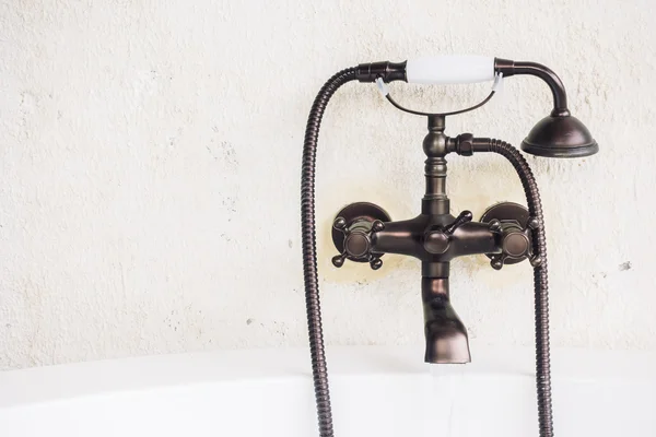 Vecchio rubinetto vintage sulla vasca da bagno — Foto Stock
