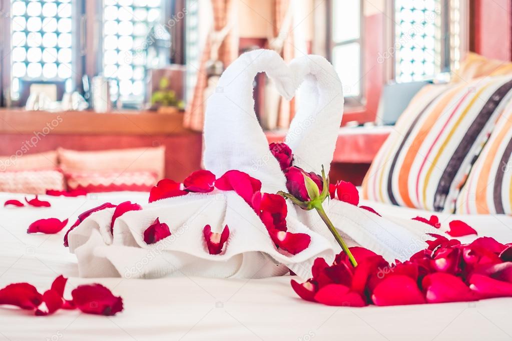 Swan towels and Rose flowers