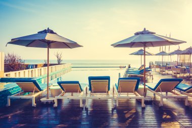 Güzel lüks otel yüzme havuzunda