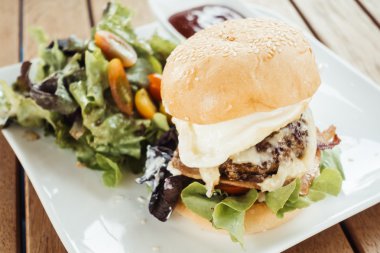 Sebze ile lezzetli hamburger