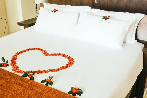 Honeymoon bed with rose flowers — Stock Photo, Image