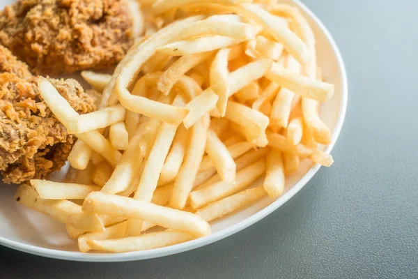 Franse frietjes en gebakken kip — Stockfoto