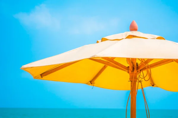 Ombrellone sulla spiaggia con mare tropicale — Foto Stock