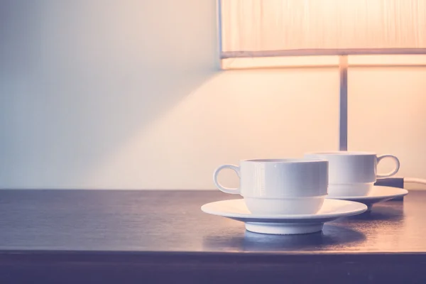 Lámpara de mesa con tazas de café — Foto de Stock