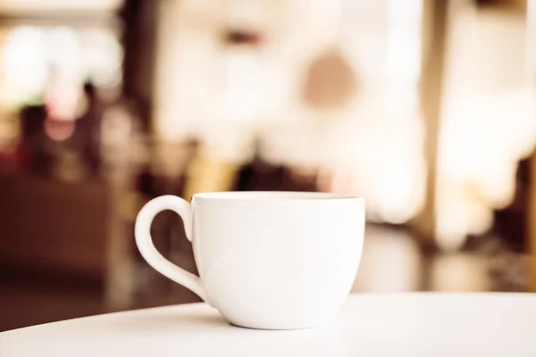 Xícara de café branco no café — Fotografia de Stock