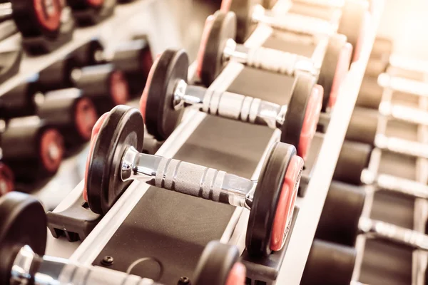 Kurzhantelgeräte im Fitnessstudio — Stockfoto