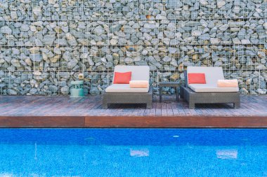 Şemsiye havuzu ve sandalye