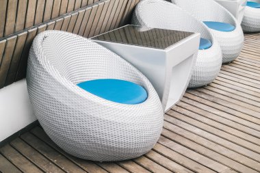 Boş sandalye ve masa açık güverte ile