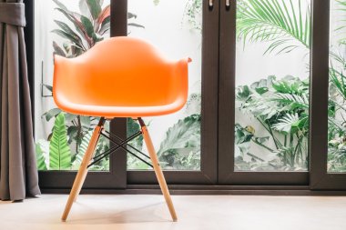 Beyaz oturma odasında ışık lamba