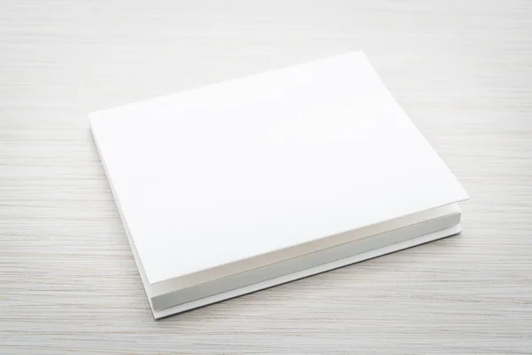 Leere weiße Attrappe Buch — Stockfoto