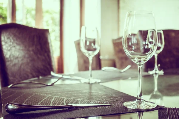 Порожні келихи для вина на обідньому столі — стокове фото