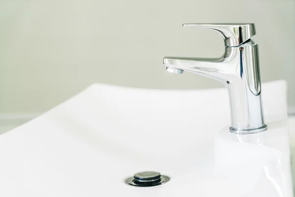 Agua del grifo en el baño —  Fotos de Stock