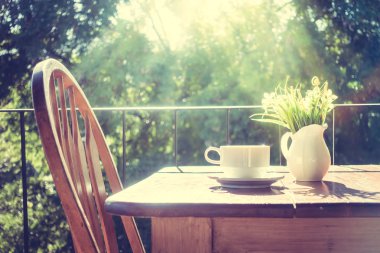 Beyaz kahve Kupası ve vazo bitki