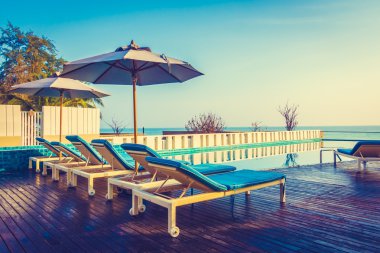 Güzel lüks otel yüzme havuzunda