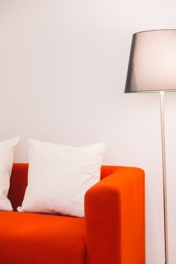 Beyaz oturma odasında ışık lamba