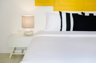 Güzel lüks yastık yatak üzerinde