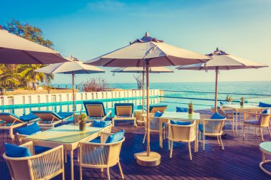 Güzel lüks otel yüzme havuzunda