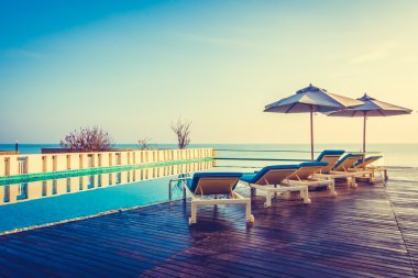 Güzel lüks otel yüzme havuzunda