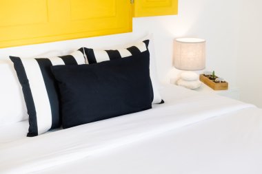 Güzel lüks yastık yatak üzerinde